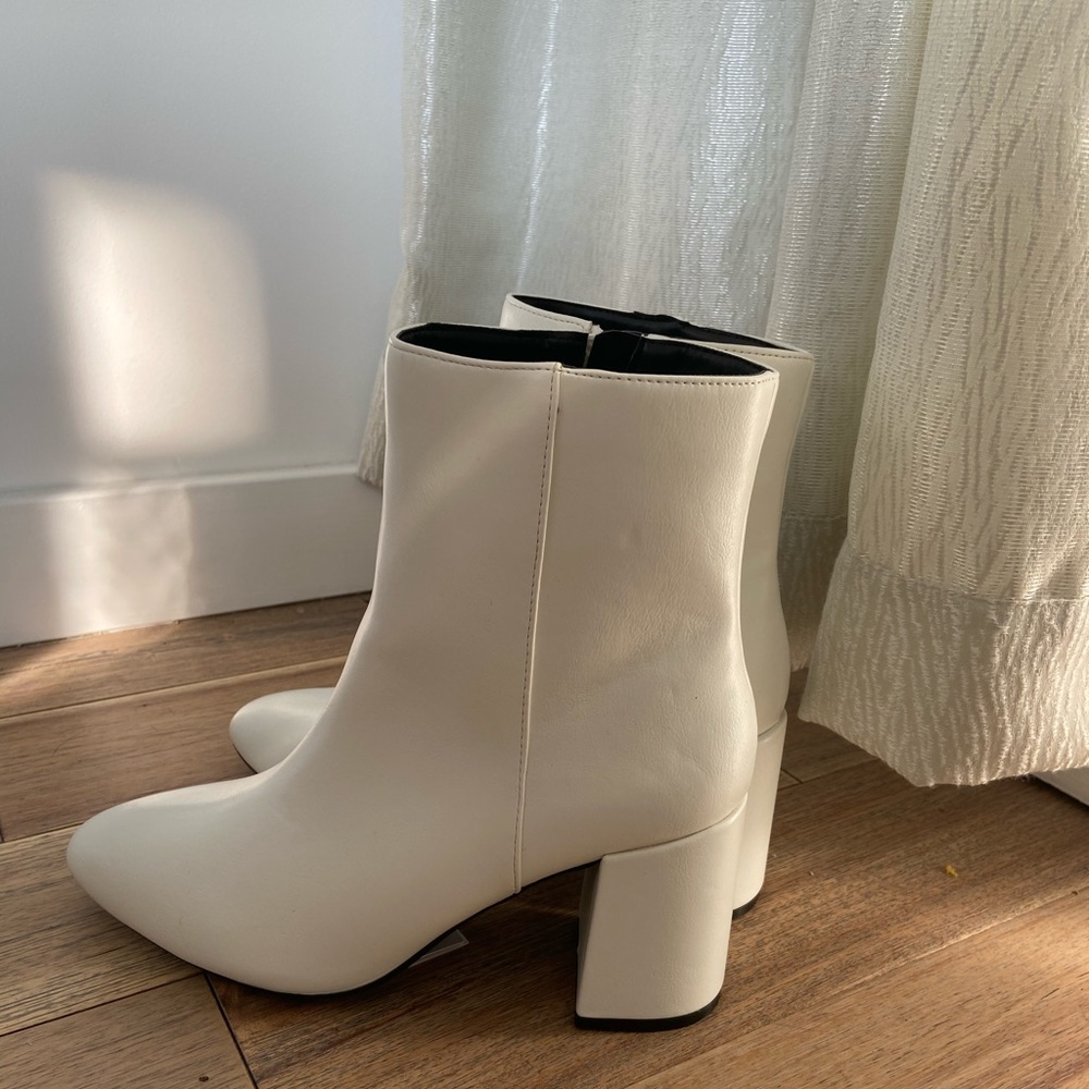 Patent boot with black heel in white